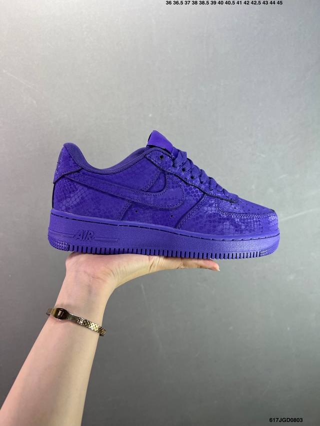 耐克Nike Air Force 7空军一号低帮百搭休闲运动板鞋。柔软、弹性十足的缓震性能和出色的中底设计，横跨复古与现代的外型结合，造就出风靡全球三十多年的F
