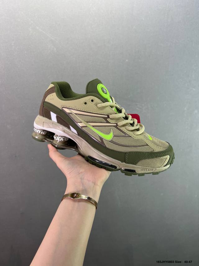 Nike Shox Tl 系列 最令人瞩目的便是它那标志性的气柱底设计！这可是Nike家专利的科技，通过分布在鞋底的多个气柱，有效吸收跑步时的冲击力，提供更佳的