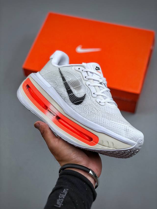 Nike Vomero Premium 舒适减震防滑 低帮跑步鞋全掌Reactx泡绵中底 前掌和后跟还配备了Air Zoom气垫单元 据说跑起来更快更舒适哦 这