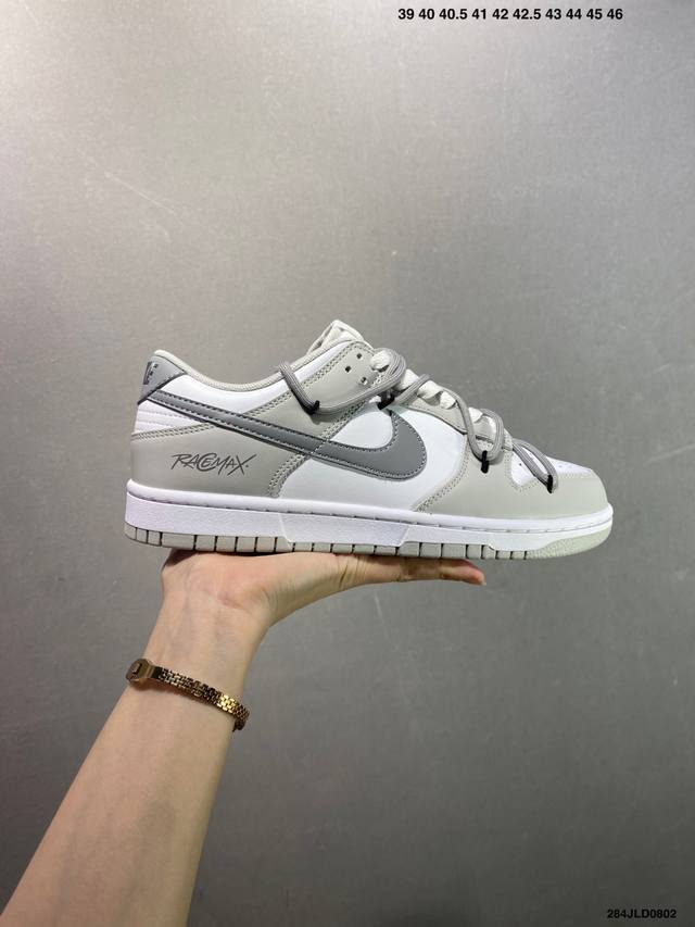 公司级Nike Dunk Sb Low 全新配色 定制Dunk Sb顾名思义，具有经典的Dunk血缘，又注入了更多的时尚元素。相较于普通的Dunk滑板鞋，改良版