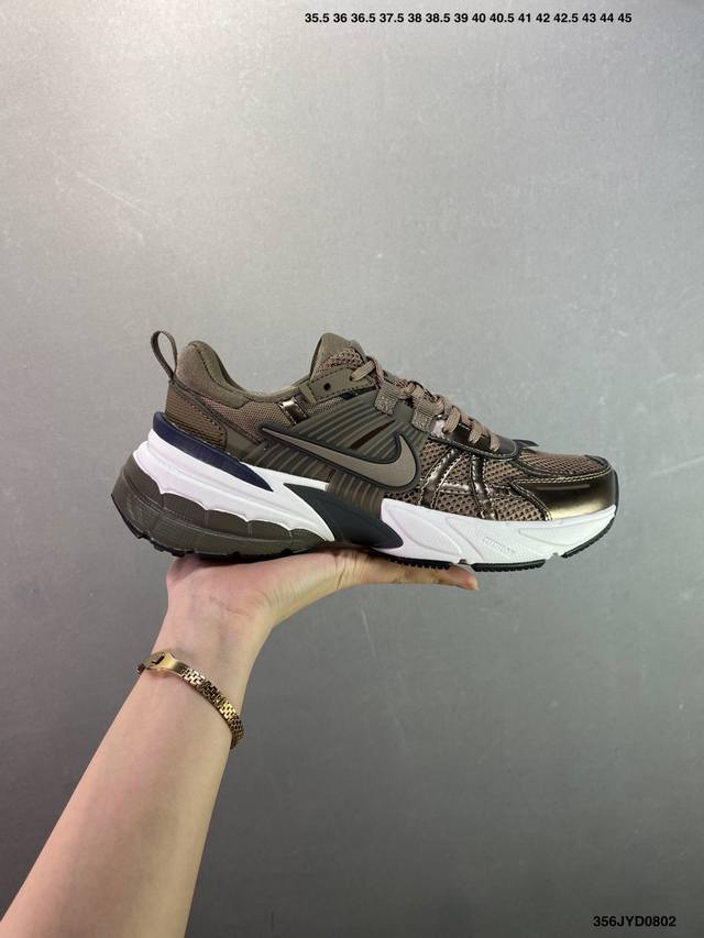 公司级Nike V2K Run跑步鞋复古风潮 网面透气运动鞋 灰银紧致的鞋面材质提供良好的包裹性鞋侧 Swoosh以及鞋头部分搭配增添不少亮点的镀铬细节鞋垫上印