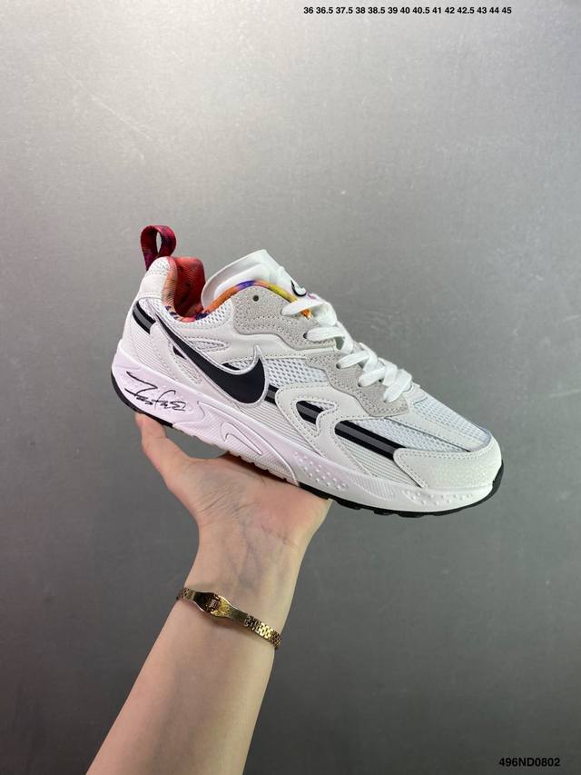 Nike Jam 系列舒适时尚防滑耐磨低帮生活休闲鞋 采用鞋面合成皮革与网眼布设计 以便于运动员在霹雳舞运动中的保护和耐穿 中底设计细节采用翻转Swoosh设计