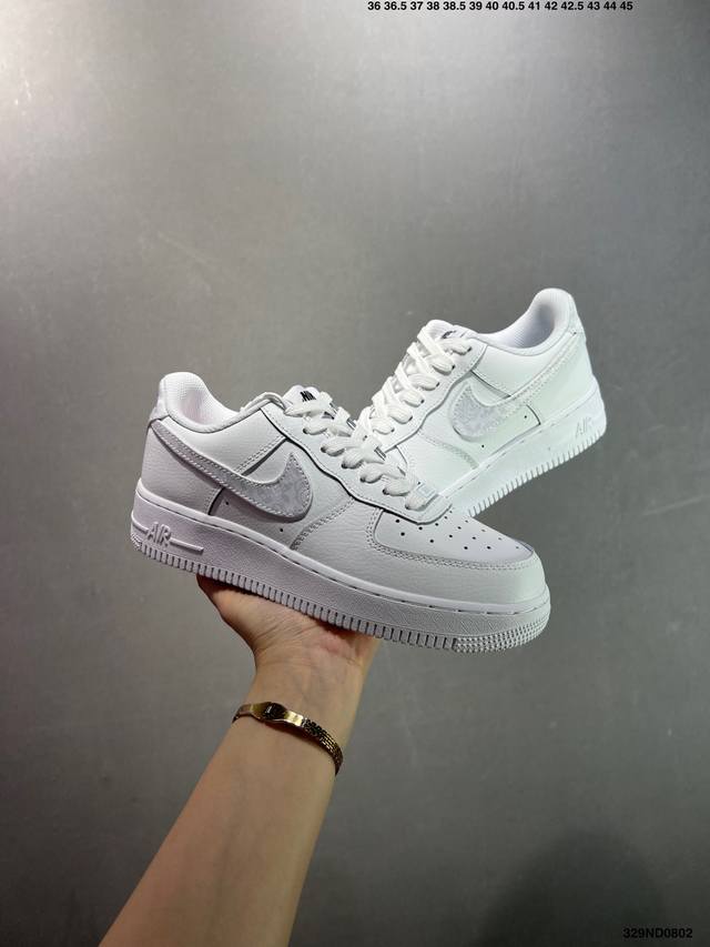耐克Nike Air Force 7空军一号低帮百搭休闲运动板鞋。柔软、弹性十足的缓震性能和出色的中底设计，横跨复古与现代的外型结合，造就出风靡全球三十多年的F