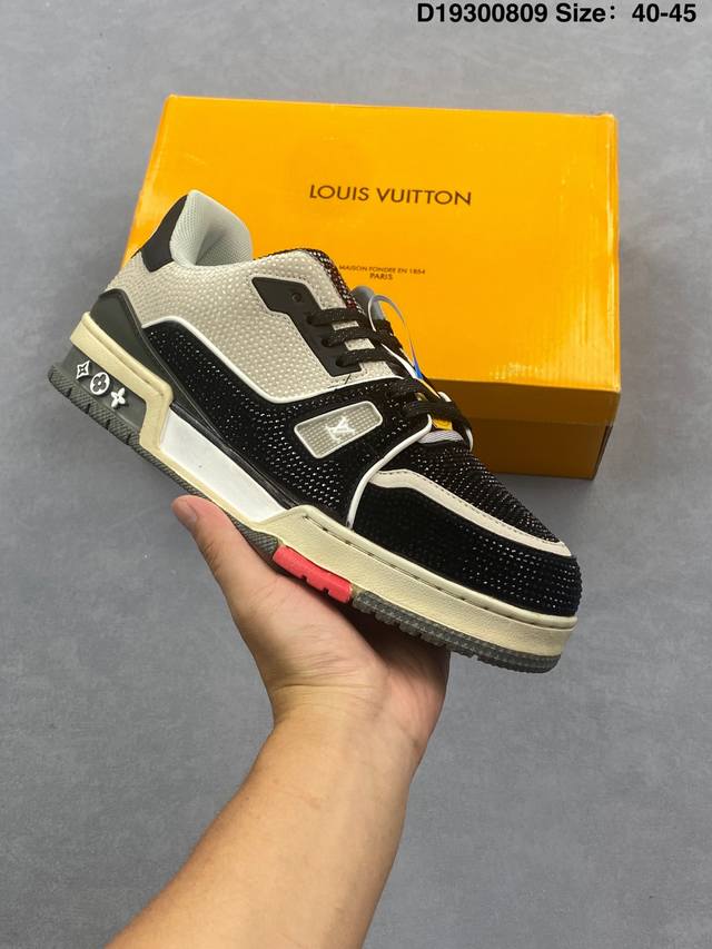 公司级路易威登 Louis Vuitton Lv路易威登板鞋 新款 Lv Trainer最新配色运动鞋 L家 篮球鞋风格运动鞋 该鞋由艺术总监 Virgil A