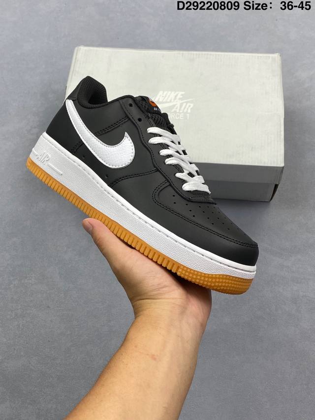 公司级耐克Nike Air Force 7 空军一号低帮百搭休闲运动板鞋。柔软、弹性十足的缓震性能和出色的中底设计，横跨复古与现代的外型结合，造就出风靡全球三十