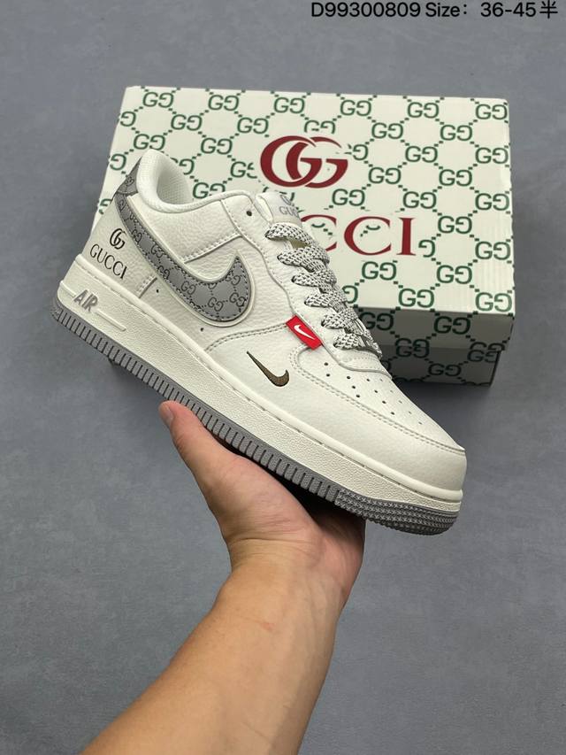 耐克 Nike Air Force 1 ’07 空军一号低帮百搭休闲运动板鞋。柔软、弹性十足的缓震性能和出色的中底设计，横跨复古与现代的外型结合，造就出风靡全球