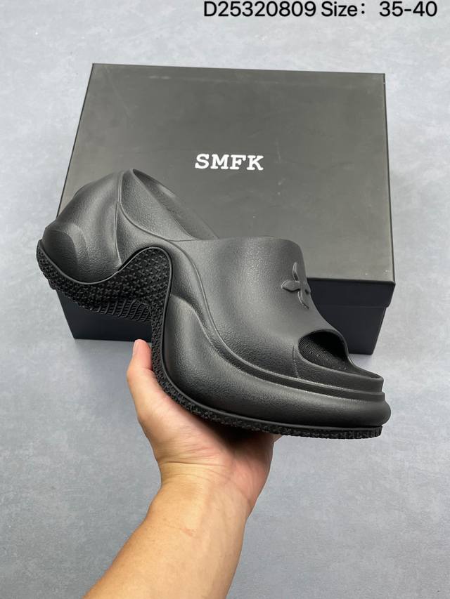 Smfk 最新火爆增高小白鞋板鞋 Smfk成立于2016年 一直在做中国品牌 中国设计 中国制造 品牌注重舒适和体验 在设计上追求Unisex Free Siz
