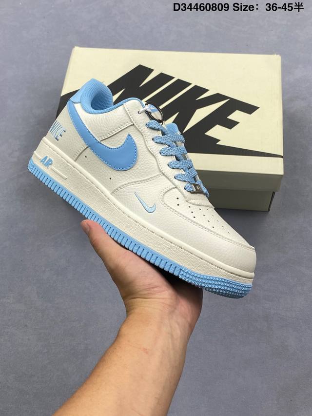 耐克 Nike Air Force 1 ’07 空军一号低帮百搭休闲运动板鞋。柔软、弹性十足的缓震性能和出色的中底设计，横跨复古与现代的外型结合，造就出风靡全球