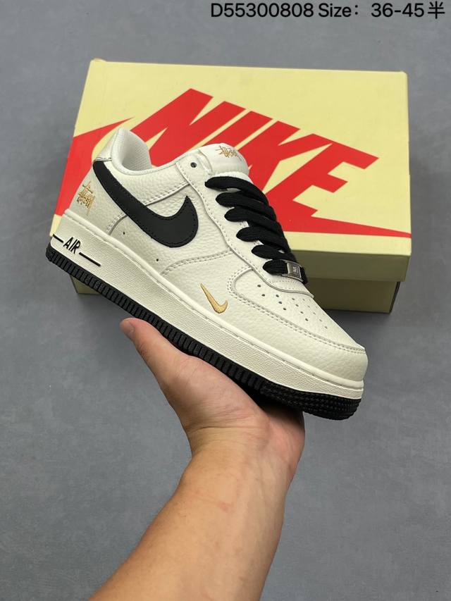 耐克 Nike Air Force 1 ’07 空军一号低帮百搭休闲运动板鞋。柔软、弹性十足的缓震性能和出色的中底设计，横跨复古与现代的外型结合，造就出风靡全球