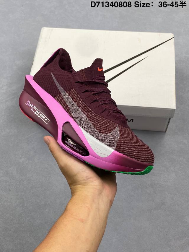 新品发布 Nike Air Zoom Alphafly Next%3 Proto整体采用前作的设计语言，并且对后者的细节进行升级，马拉松和长距离路跑的性能极限设