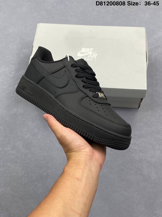 真标耐克Nike Air Force 7空军一号低帮百搭休闲运动板鞋。柔软、弹性十足的缓震性能和出色的中底设计，横跨复古与现代的外型结合，造就出风靡全球三十多年