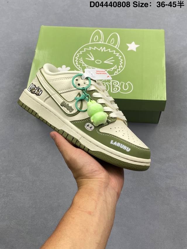耐克Nike Sb Dunk Low 扣篮系列 复古低帮休闲运动滑板板鞋。采用脚感柔软舒适Zoomair气垫，有效吸收滑板等极限运动在落地时带来的冲击力，为街头