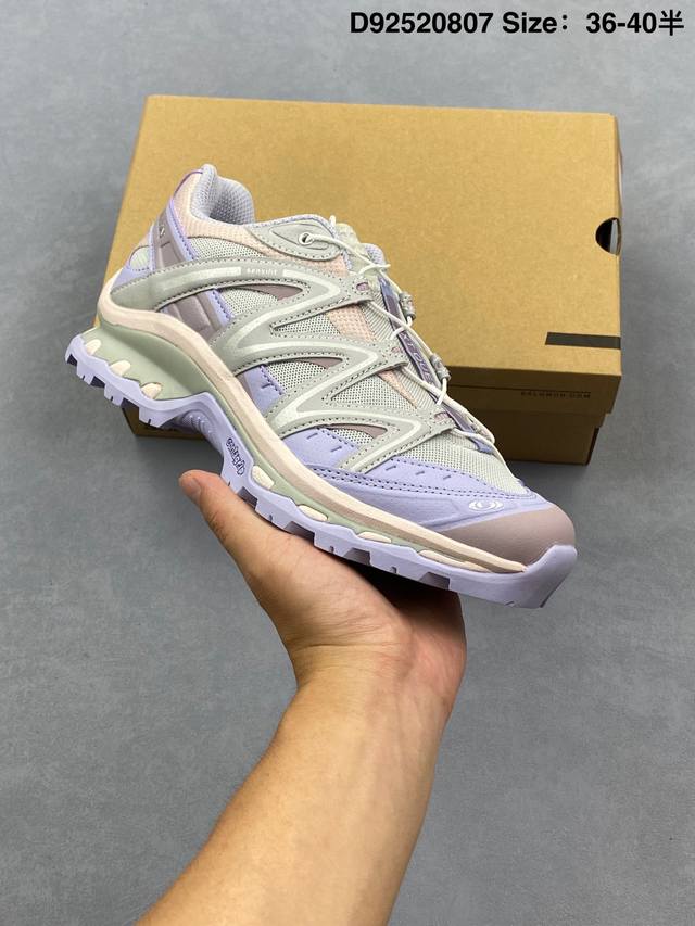 公司级Salomon Xa Pro 3D萨洛蒙户外越野跑鞋 鞋面采用Sensifit贴合技术 全方位贴合包裹脚型 鞋跟部鞋底牵引设计 提供强大的抓地性能 更适应