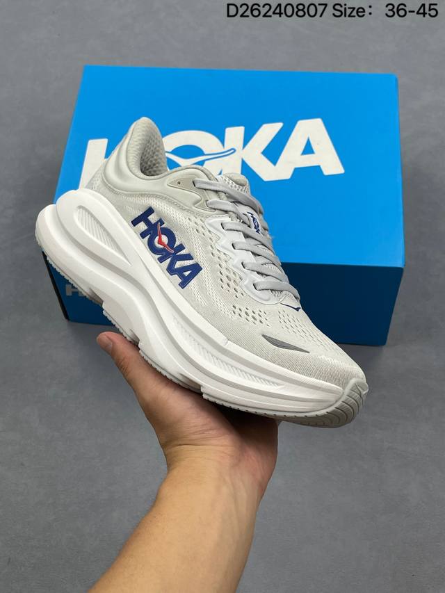 Hoka M Bondi 9 轻盈跑鞋 这个品牌来自于新西兰的毛利语，Hoka表示大地，One One表示飞越，连起来就是飞越地平线，One One不是读作“万