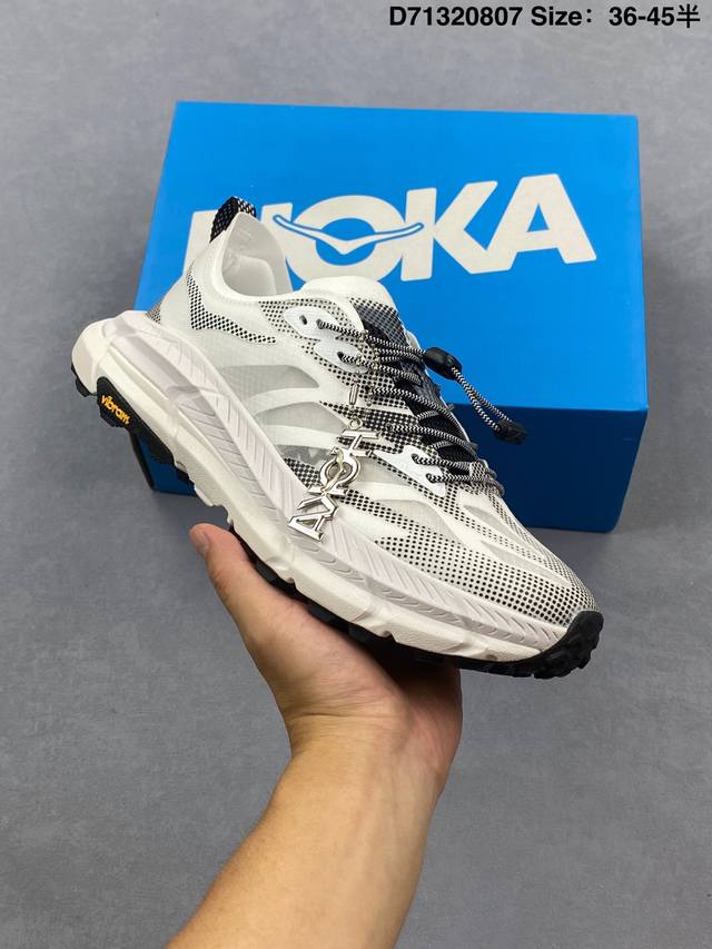Hoka M Bondi 轻盈跑鞋 这个品牌来自于新西兰的毛利语，Hoka表示大地，One One表示飞越，连起来就是飞越地平线，One One不是读作“万万”