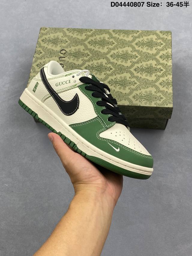 耐克Nike Sb Dunk Low 扣篮系列 复古低帮休闲运动滑板板鞋。采用脚感柔软舒适Zoomair气垫，有效吸收滑板等极限运动在落地时带来的冲击力，为街头