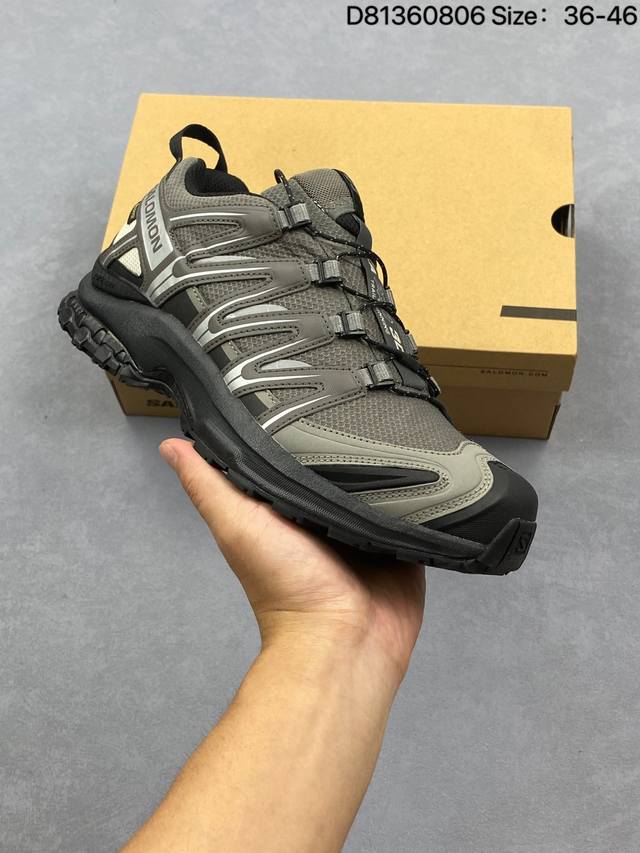 Slm Xa Pro 3D灰黑月 户外越野跑鞋 鞋面采用Sensifit贴合技术 全方位贴合包裹脚型 鞋跟部鞋底牵引设计 提供强大的抓地性能 更适应野外崎岖不平