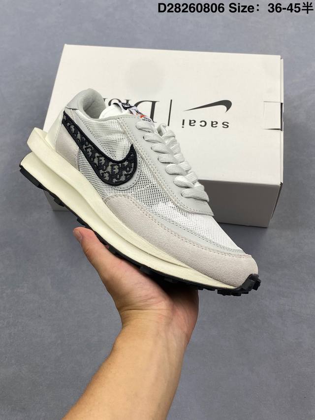 日式解构美学Sacai联名 × Nike Ldv Waffle重叠设计前卫华夫变形休闲慢跑鞋 蓝红黄Sacai在Ss19的发布会上展示了自己与Nike全新联名的