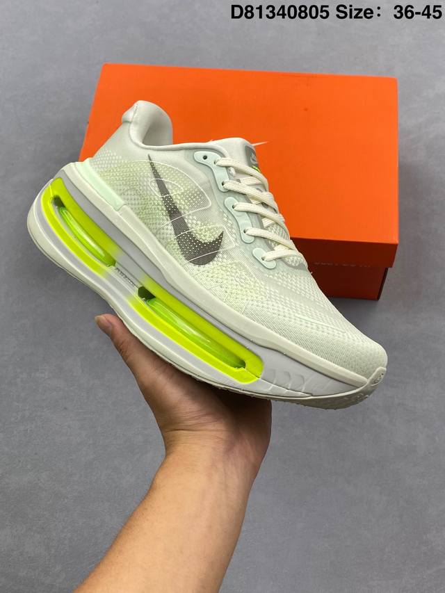 Nike Vomero Premium 耐克 舒适减震防滑 低帮跑步鞋 全掌Reactx泡绵中底 前掌和后跟还配备了Air Zoom气垫单元 据说跑起来更快更舒