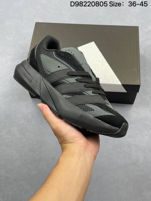 Adidas 阿迪达斯 男女鞋真标半码制，升级原楦原纸版开发版型，采用长绒翻毛皮组合网织布鞋面材质，中底搭载Lightstrike高密度发泡避震科技，外搭橡胶橡