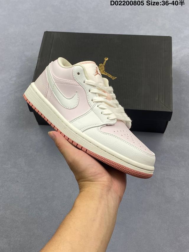 Aj1 乔丹1代 Aj1 乔1 低邦 白粉色 乔丹篮球鞋系列 鞋身整体采用淡淡的粉色皮质面料打造，搭配白色框架覆盖层，营造出十分低调又美观的配色组合；鞋侧的Sw