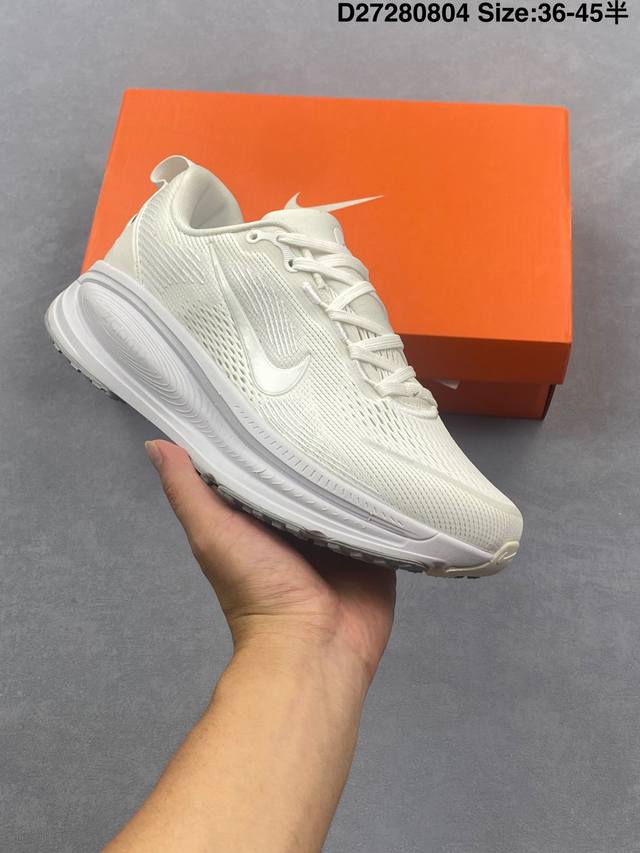 公司级Nike Vomero 18 耐克 舒适减震防滑 低帮跑步鞋 全掌Reactx泡绵中底 前掌和后跟还配备了Air Zoom气垫单元 据说跑起来更快更舒适哦
