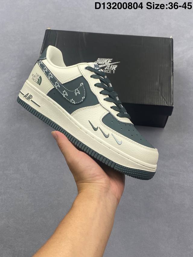 真标耐克Nike Air Force 7空军一号低帮百搭休闲运动板鞋。柔软、弹性十足的缓震性能和出色的中底设计，横跨复古与现代的外型结合，造就出风靡全球三十多年
