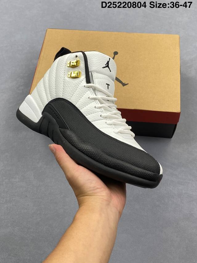 Air Jordan 12 ”Stealth“ Aj12 乔12 乔丹12代酷灰 鞋款以酷灰银、白色和冷灰色配色方案，鞋款与Air Jordan 12 Og “