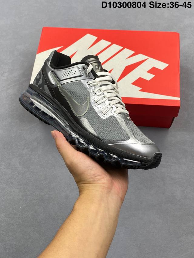 公司级Nike Air Max 2013 联名气垫跑鞋 整体依旧以Stussy标志性的麻布编织材质覆盖 鞋身大面积采用了网眼材质为主 并且后跟部分还带有反勾Sw