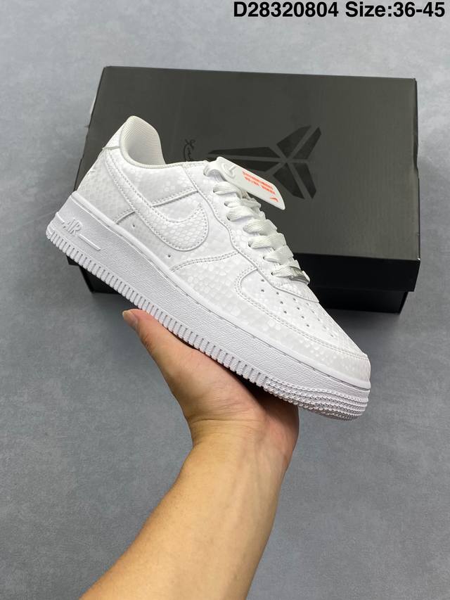 耐克 Nike Air Force 1 '07 Low 空军一号含气垫 小白鞋 低帮百搭厚底增高休闲运动板鞋。柔软、弹性十足的缓震性能和出色的中底设计，横跨复古