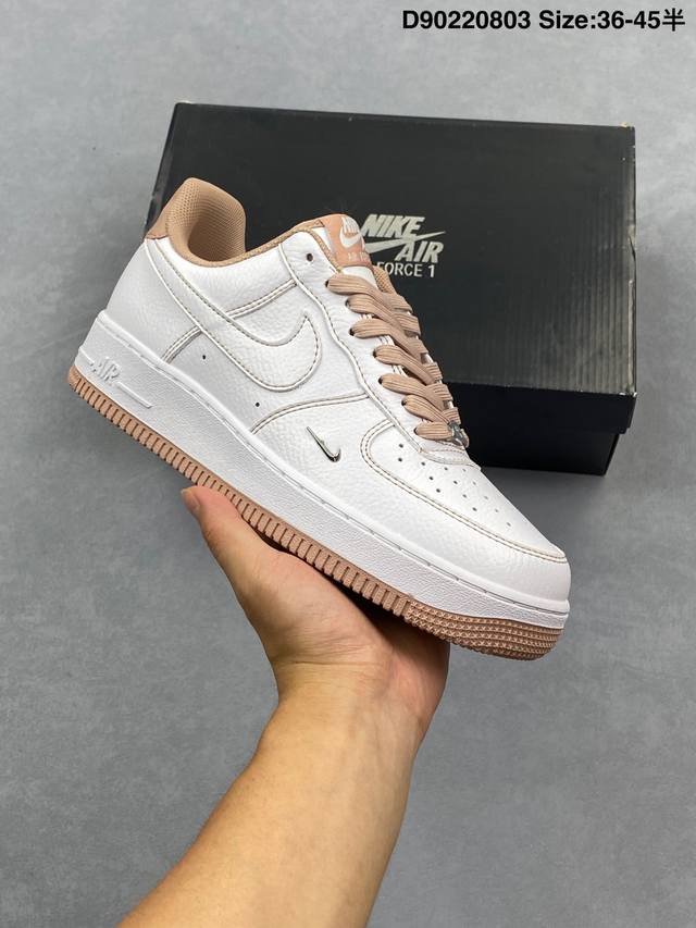 公司级耐克Nike Air Force 7 空军一号低帮百搭休闲运动板鞋。柔软、弹性十足的缓震性能和出色的中底设计，横跨复古与现代的外型结合，造就出风靡全球三十