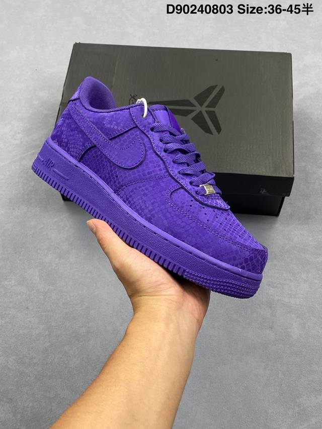 耐克Nike Air Force 1 Low 科比空军一号低帮百搭休闲运动板鞋。柔软、弹性十足的缓震性能和出色的中底设计，横跨复古与现代的外型结合，造就出风靡全
