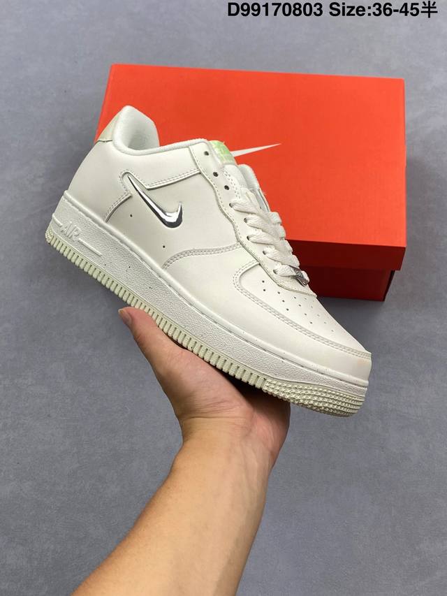 真标耐克Nike Air Force 7空军一号低帮百搭休闲运动板鞋。柔软、弹性十足的缓震性能和出色的中底设计，横跨复古与现代的外型结合，造就出风靡全球三十多年