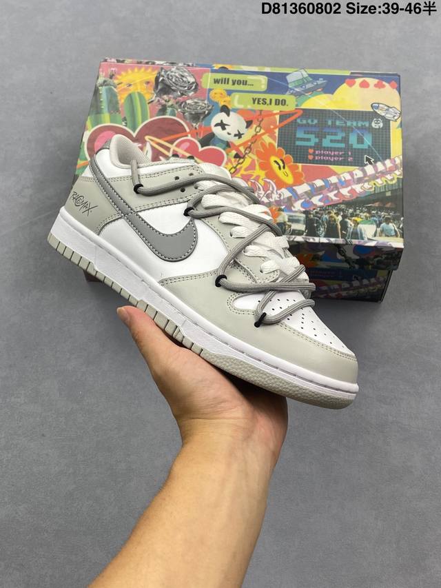 Nike Dunk Low 莓莓奶茶 黑白粉当莓果粉跃上经典黑白廓形，以沉稳黑为主调打底，点缀柔润米白，如奶茶杯缘绵密的奶盖，柔化撞色冲击，增添高级暖意。柔嫩粉