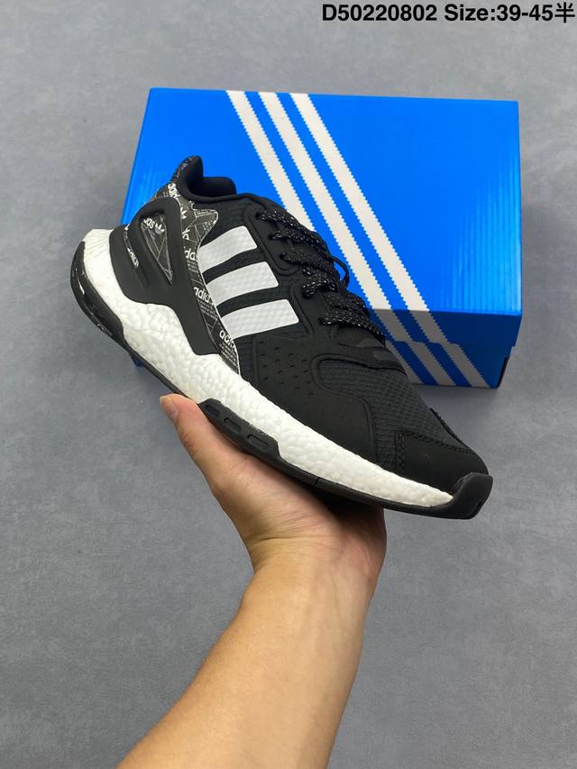 阿迪达斯 Adidas Day Jogger 日行者 原楦型数据开发纸版 网材鞋面搭配合成绒面革饰面 中底嵌入全掌Boost爆米花缓震颗粒材质,棉质脚感体验，科