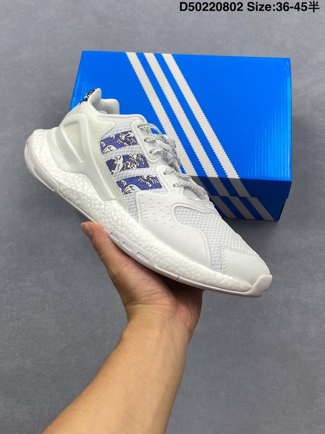阿迪达斯 Adidas Day Jogger 日行者 原楦型数据开发纸版 网材鞋面搭配合成绒面革饰面 中底嵌入全掌Boost爆米花缓震颗粒材质,棉质脚感体验，科