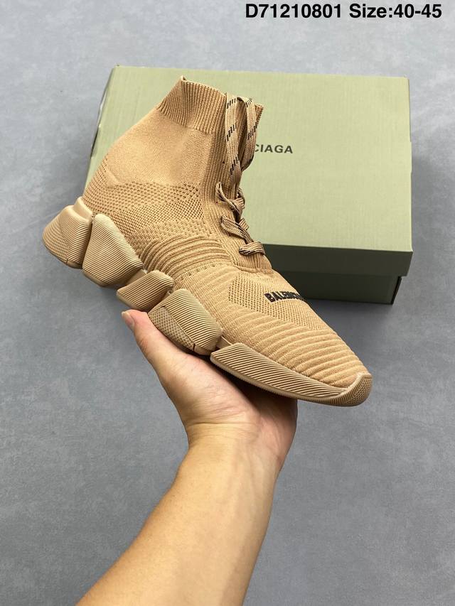 巴黎世家Balenciaga 巴黎袜子鞋 太多的词汇来形容这款鞋子了 轻便 舒适穿着方便让它备受青睐 更是各大明星们的最爱 如果说之前的袜子鞋不够运动 那么这双