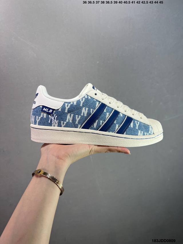 Ad Forum Low Og 低帮百搭潮流休闲运动板鞋 以复古篮球鞋的外形为基础 采用皮革拼接 简约百搭 更加贴合舒适 中底内侧网格造型起到点睛之笔 外底橡胶