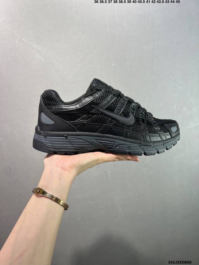 公司级耐克Nike P-6000 跑鞋内外侧都用了红色的钩子，采用透气材料，搭配匠心覆面，再现千禧年代的跑鞋风格，塑就大气外观。鞋款秉承 Nike Pegasu