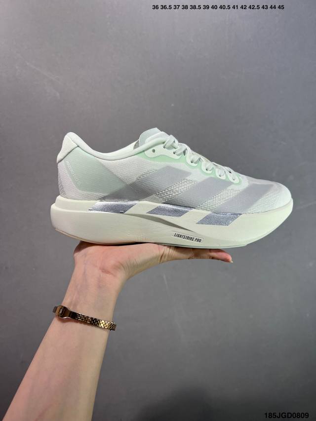 Ad Adizero Evo Sl M 阿迪超轻透气缓震跑鞋 以令人难以置信的138克重量，刷新了跑鞋轻量化的记录，阿迪在材料科学和工艺技术上的深厚积累。 全新