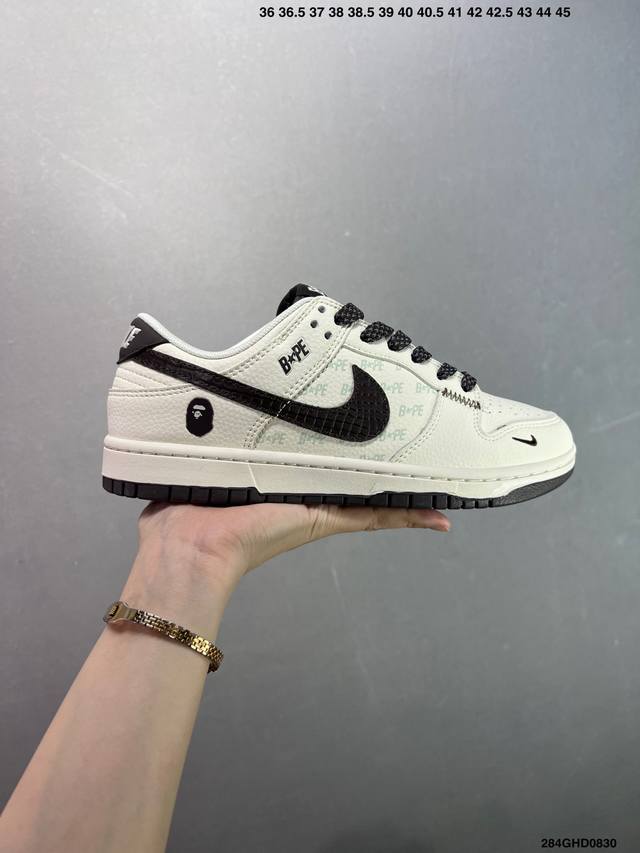 公司级Nike Dunk Low 此款主张打破传统的工业化流水线设计限制，以Made By Ideas的超级创意为理念，集结众多潮流设计师，结合时下最Ing潮流