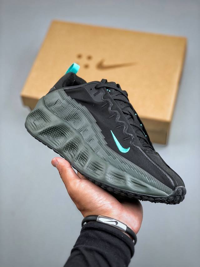 Nike Vomero Premium 耐克顶级迈柔 路跑鞋，通过超强缓震与舒适度的全面提升令跑步更加轻松，缓解冲击压力，加快恢复节奏。 货号：Dx4215 0