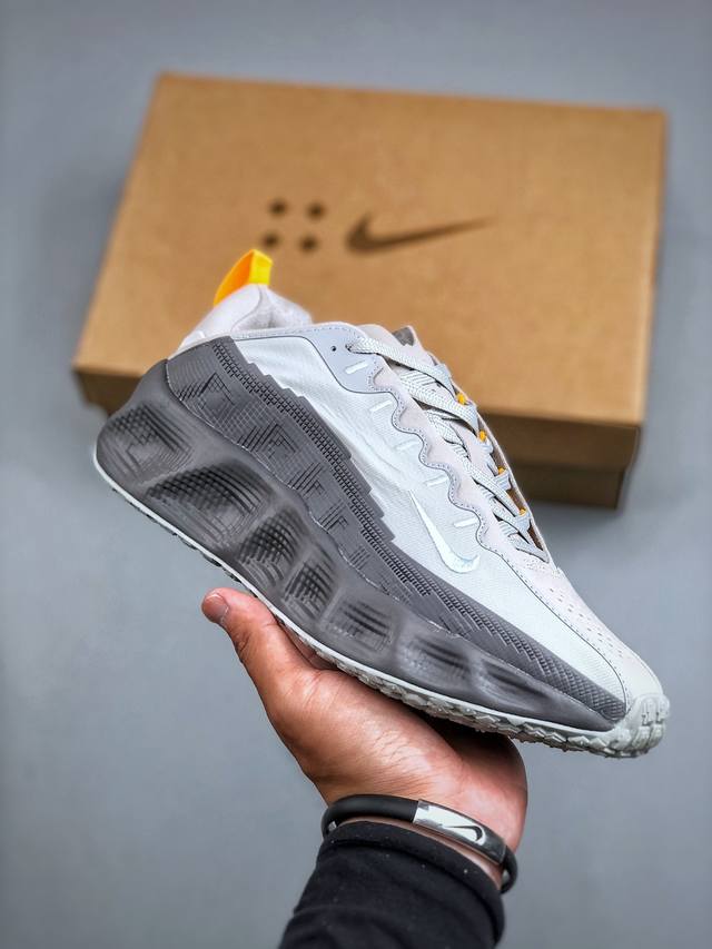 Nike Vomero Premium 耐克顶级迈柔 路跑鞋，通过超强缓震与舒适度的全面提升令跑步更加轻松，缓解冲击压力，加快恢复节奏。 货号：Dx4215 0