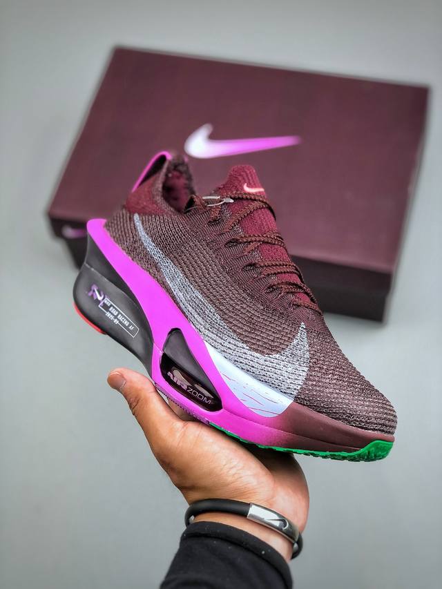 新品发布 Nike Air Zoom Alphafly Next%З Fk 整体采用前作的设计语言，并且对后者的细节进行升级，马拉松和长距离路跑的性能极限设计而