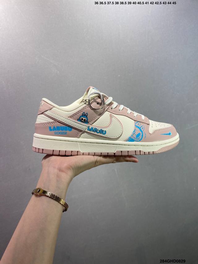 公司级Nike Dunk Sb Low 全新配色 拉布布联名 定制Dunk Sb顾名思义，具有经典的Dunk血缘，又注入了更多的时尚元素。相较于普通的Dunk滑
