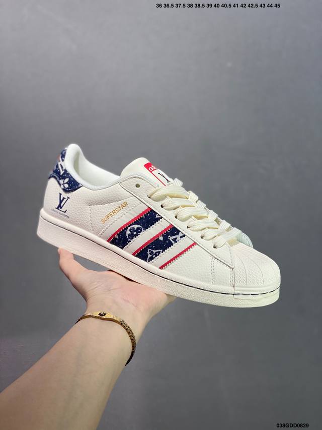 核心私 公司级Ad Originals Superstar 经典复古贝壳头板鞋 Jp9310 诞生于1969年 是第一双将全皮面鞋 身与橡胶鞋头结合在一起的低帮