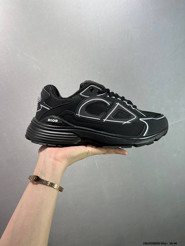 Dior 迪奥网眼织物低帮运动休闲鞋 该款系列采用黑网色眼织物白和色科技料面精心制 作图形标志 外格轻盈的刻雕效果橡胶鞋搭底配标志性点的缀提升格调 内弹部力细节