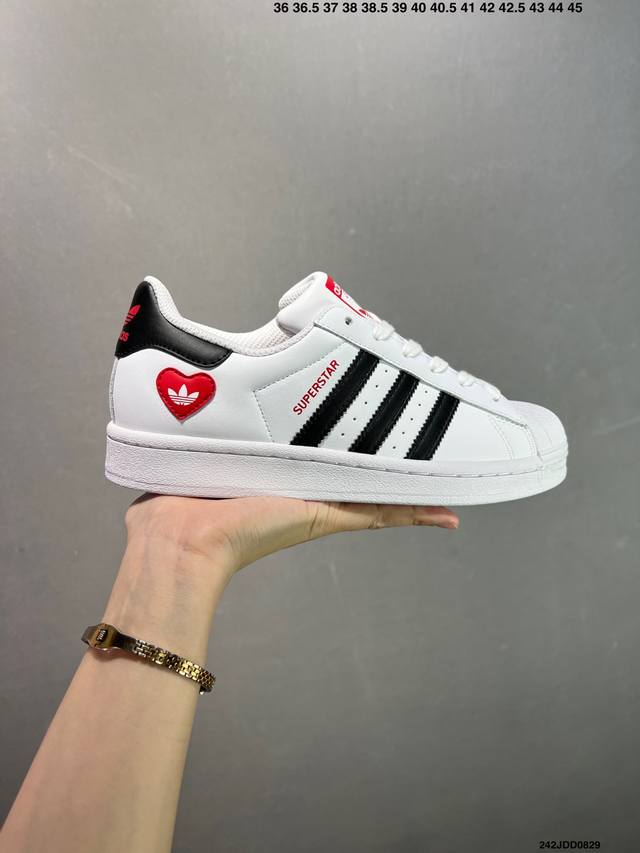 Ad Originals Superstar 经典复古贝壳头板鞋 Eg4959 诞生于1969年 是第一双将全皮面鞋 身与橡胶鞋头结合在一起的低帮篮球鞋 Sup