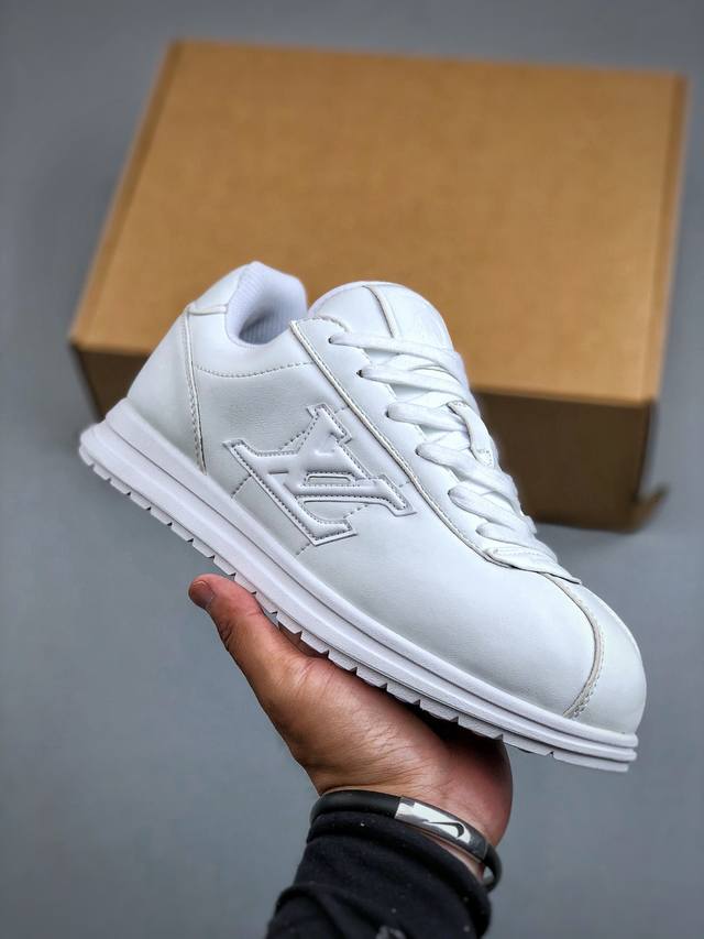 当季新款 Lv Buttersoft 运动鞋 Lv Buttersoft 运动鞋出自路易威登男装创意总监 Pharrell Williams 之手，致敬运动鞋首