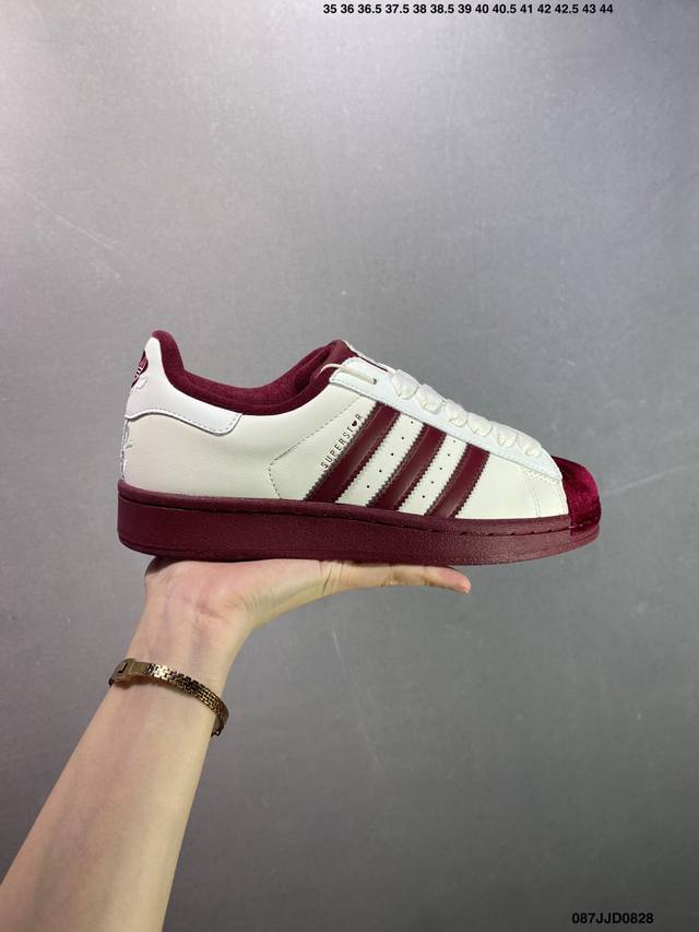 Ad Originals Superstar 经典复古贝壳头板鞋 Eg4959 诞生于1969年 是第一双将全皮面鞋 身与橡胶鞋头结合在一起的低帮篮球鞋 Sup